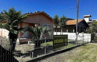 Imagem: A casa possui 3 Dormitórios, 1 Banheiro, 2 Vagas na garagem