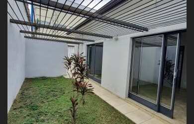 Imagem: A casa possui 2 Dormitórios, 3 Banheiros, 2 Vagas na garagem