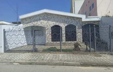 Imagem: O depósito possui 1 Vaga na garagem, 220m² de Área e está