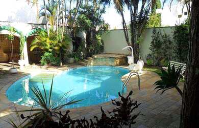 Imagem: A casa possui 4 Dormitórios, 2 Banheiros, 5 Vagas na garagem