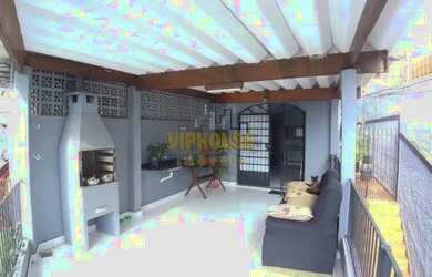 Imagem: A casa possui 3 Dormitórios, 2 Banheiros, 2 Vagas na garagem