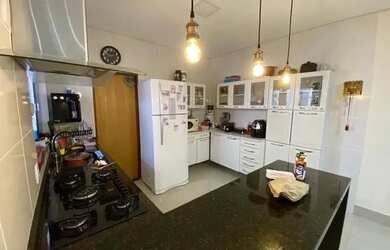 Imagem: A casa possui 3 Dormitórios, 2 Banheiros e 2 Vagas na garagem