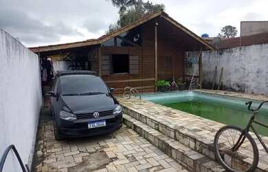 Imagem: A casa possui 4 Dormitórios, 4 Banheiros, 4 Vagas na garagem