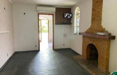 Imagem: A casa possui 3 Dormitórios, 3 Banheiros, 4 Vagas na garagem