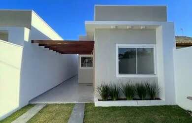 Imagem: A casa possui 3 Dormitórios, 1 Banheiro, 2 Vagas na garagem