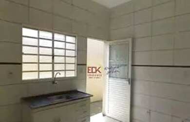 Imagem: A casa possui 2 Dormitórios, 1 Banheiro, 2 Vagas na garagem