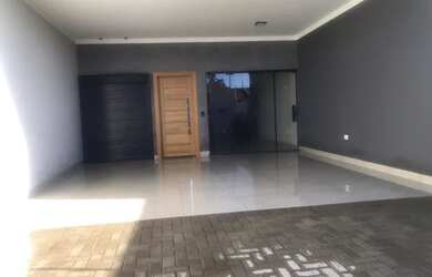 Imagem: A casa possui 3 Dormitórios, 2 Banheiros, 3 Vagas na garagem