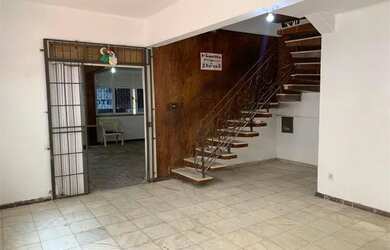 Imagem: A casa possui 3 Dormitórios, 4 Banheiros, 5 Vagas na garagem