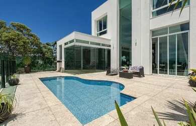 Imagem: A casa possui 4 Dormitórios, 5 Banheiros, 3 Vagas na garagem