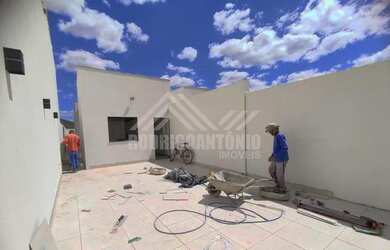 Imagem: A casa possui 3 Dormitórios, 2 Banheiros, 2 Vagas na garagem