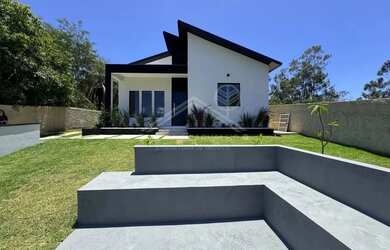 Imagem: A casa possui 2 Dormitórios, 2 Banheiros, 2 Vagas na garagem