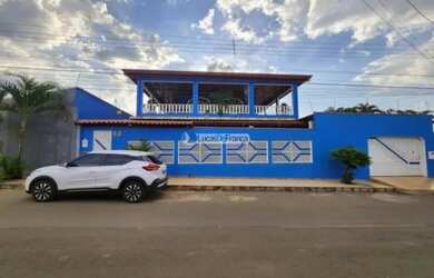 Imagem: A casa possui 3 Dormitórios, 3 Banheiros, 4 Vagas na garagem