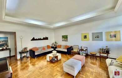 Imagem: A casa possui 5 Dormitórios, 4 Banheiros, 5 Vagas na garagem