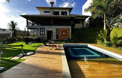 Imagem: A casa em condomínio possui 4 Dormitórios, 3 Banheiros, 5