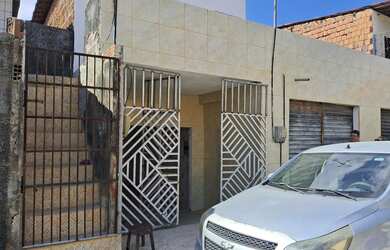 Imagem: A casa possui 2 Dormitórios, 1 Banheiro, 1 Vaga na garagem