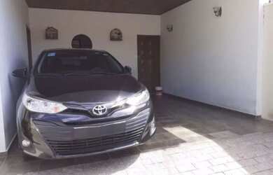 Imagem: A casa possui 3 Dormitórios, 2 Banheiros, 3 Vagas na garagem