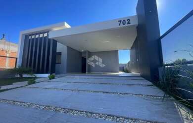 Imagem: A casa possui 3 Dormitórios, 3 Banheiros, 2 Vagas na garagem