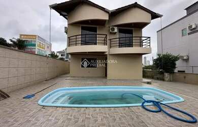 Imagem: A casa possui 5 Dormitórios, 4 Banheiros, 5 Vagas na garagem