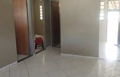 Imagem: A casa possui 2 Dormitórios, 1 Banheiro, 1 Vaga na garagem