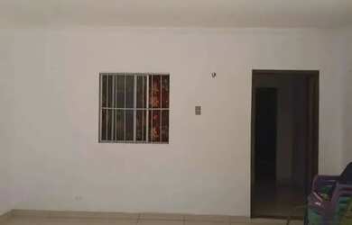 Imagem: A casa possui 2 Dormitórios, 1 Banheiro, 1 Vaga na garagem