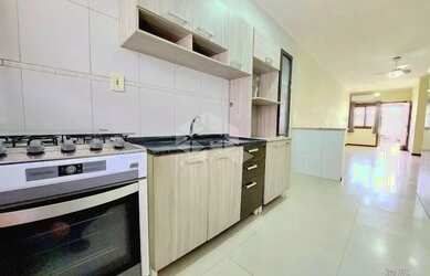 Imagem: A casa possui 2 Dormitórios, 2 Banheiros, 2 Vagas na garagem