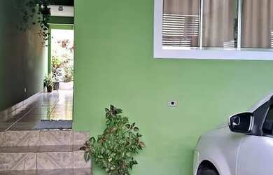 Imagem: A casa possui 3 Dormitórios, 2 Banheiros, 1 Vaga na garagem