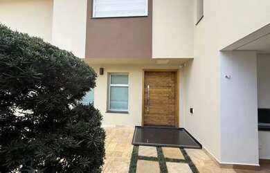 Imagem: A casa possui 5 Dormitórios, 5 Banheiros, 4 Vagas na garagem