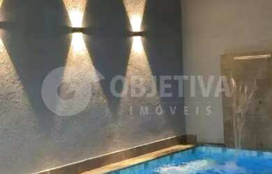 Imagem: A casa possui 3 Dormitórios, 3 Banheiros, 3 Vagas na garagem