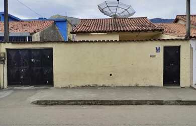 Imagem: A casa possui 2 Dormitórios, 1 Banheiro, 2 Vagas na garagem