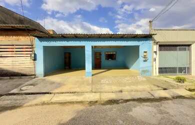 Imagem: A casa possui 3 Dormitórios, 1 Banheiro, 2 Vagas na garagem