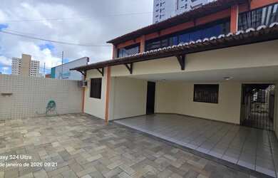 Imagem: A casa possui 3 Dormitórios, 5 Banheiros, 4 Vagas na garagem