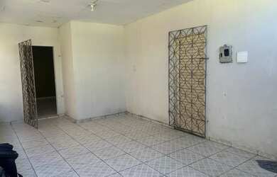 Imagem: A casa possui 4 Dormitórios, 1 Banheiro e 1 Vaga na garagem