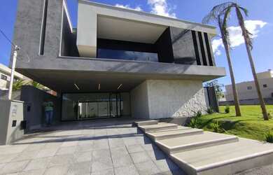 Imagem: A casa possui 4 Dormitórios, 5 Banheiros, 2 Vagas na garagem