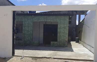 Imagem: A casa possui 2 Dormitórios, 1 Banheiro, 2 Vagas na garagem