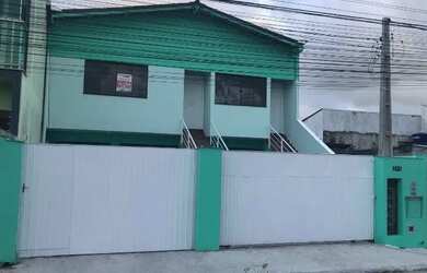 Imagem: A casa possui 2 Dormitórios, 1 Banheiro, 1 Vaga na garagem