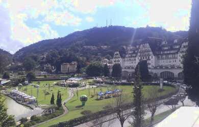 Imagem: A casa possui 4 Dormitórios, 5 Banheiros, 5 Vagas na garagem