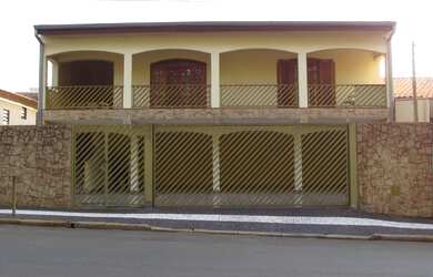 Imagem: A casa possui 3 Dormitórios, 4 Banheiros, 3 Vagas na garagem