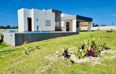 Imagem: A casa em condomínio possui 4 Dormitórios, 3 Banheiros, 5