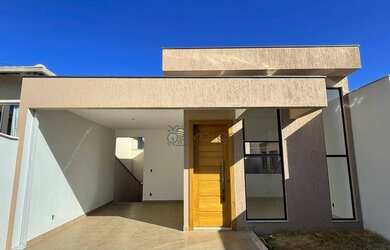 Imagem: A casa possui 3 Dormitórios, 2 Banheiros, 2 Vagas na garagem