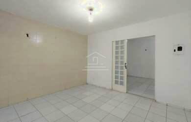 Imagem: A casa possui 4 Dormitórios, 3 Banheiros, 1 Vaga na garagem