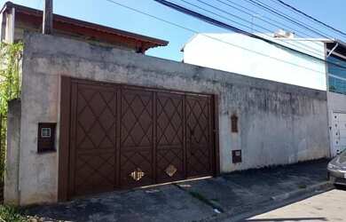 Imagem: A casa possui 3 Dormitórios, 3 Banheiros, 5 Vagas na garagem