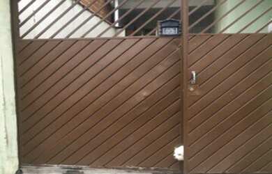 Imagem: A casa possui 3 Dormitórios, 1 Banheiro, 2 Vagas na garagem