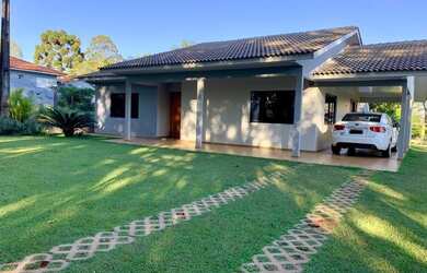 Imagem: A casa possui 3 Dormitórios, 3 Banheiros, 1.200m² de Área