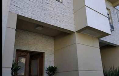 Imagem: A casa possui 3 Dormitórios, 3 Banheiros, 3 Vagas na garagem