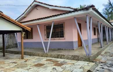 Imagem: A casa possui 4 Dormitórios, 3 Banheiros, 3 Vagas na garagem