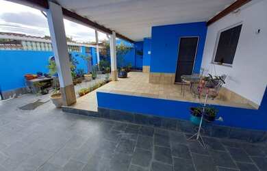 Imagem: A casa possui 4 Dormitórios, 2 Banheiros, 2 Vagas na garagem