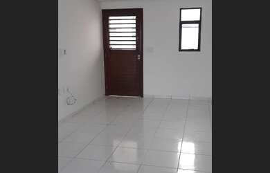 Imagem: A casa possui 3 Dormitórios, 3 Banheiros, 2 Vagas na garagem