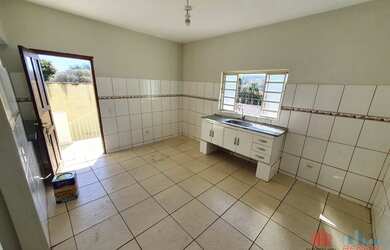 Imagem: A casa possui 2 Dormitórios, 1 Banheiro, 1 Vaga na garagem