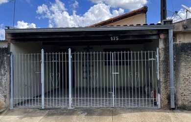 Imagem: A casa possui 2 Dormitórios, 1 Banheiro, 2 Vagas na garagem