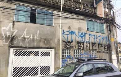 Imagem: A casa possui 1 Dormitório, 1 Banheiro, 1 Vaga na garagem